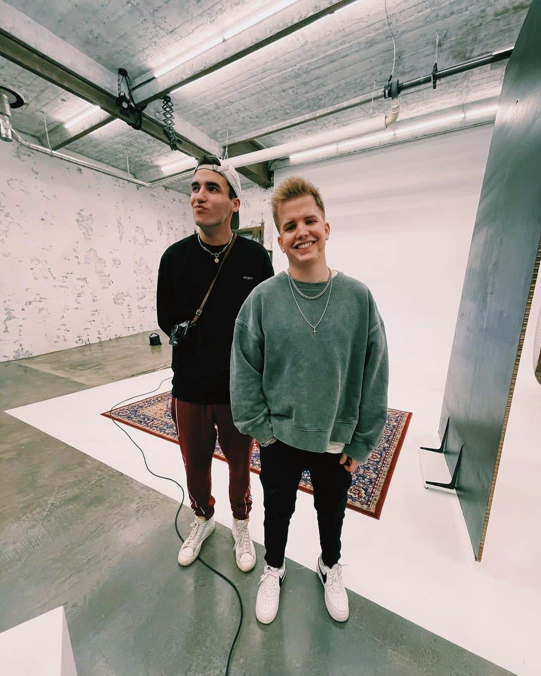 Kayefのインスタグラム：「Wenn man selbst mit Weitwinkelobjektiv neben @matsmitzett aussieht wien Schlumpf 😂」