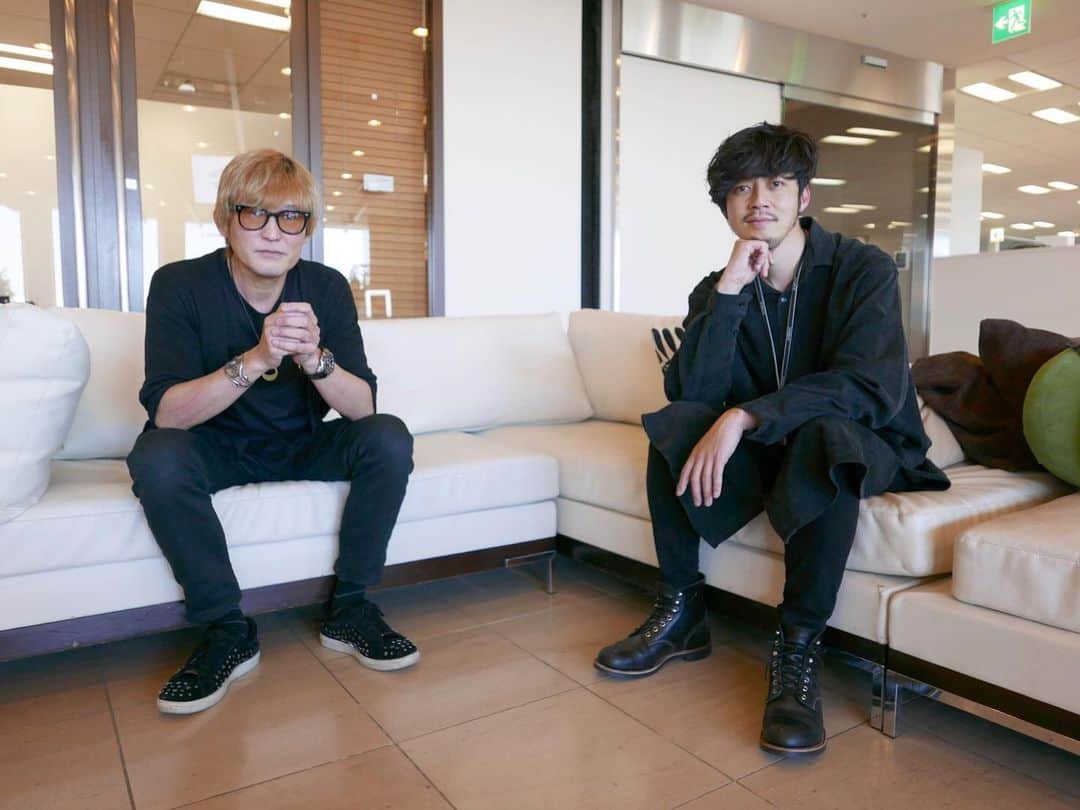 スガシカオのインスタグラム：「今夜もJ-WAVE聴いていただき、ありがとうございましたー！！  西野さんの話、濃厚＆貴重でしたねー アーティストとマーケティングをちゃんとコントロールできるからこそ、数々のヒットが生まれたんですね  いやー、あっという間の楽しい1時間でした  来週はなんと！大大大好きな アイナ・ジ・エンド（BiSH）がやって来ますっ！ 楽しみすぎるーーー！」