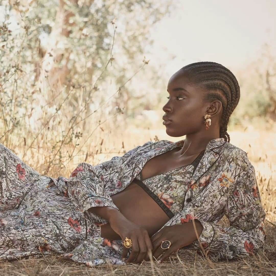 のインスタグラム：「Under the hot sunshine and the relentless rhythm of the cicadas' song, the #DiorCruise 2021 'Mille Fleurs' theme by @MariaGraziaChiuri – featuring a selection of ready-to-wear, accessories, and iconic bag and shoe styles with motifs by @PietroRuffoArtist – captures the natural beauty a languorous spirit of the south-eastern Italian region of Puglia, an area close to the Creative Director of Women's collections' heart. Tap the link in bio to uncover the complete collection. © Photos: @SarahBlais © Film: @TenderNightParis」