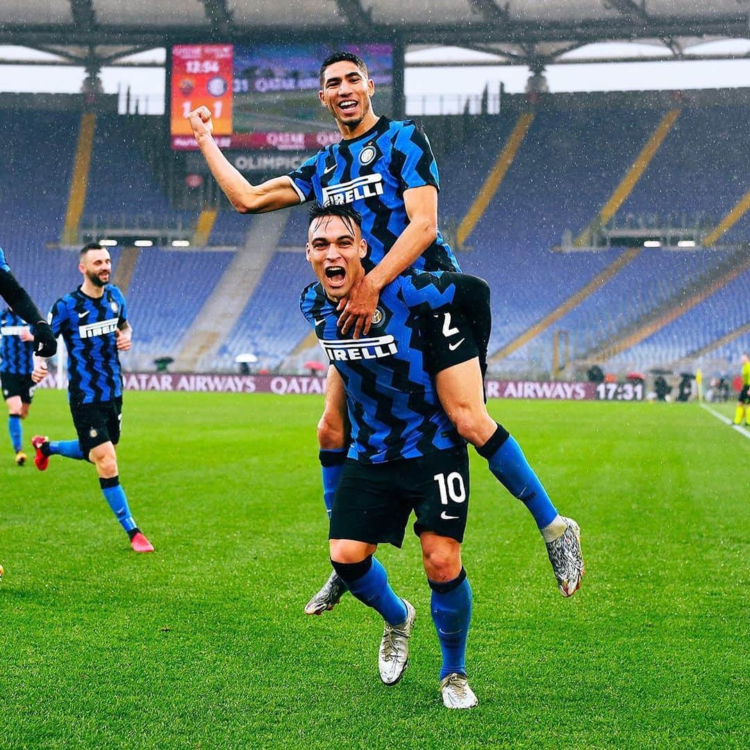 インテルナツィオナーレ・ミラノさんのインスタグラム写真 - (インテルナツィオナーレ・ミラノInstagram)「ACHRAAAAAAAAF!!! WHAT A GOAL!!!! 🚀🚀🚀 #RomaInter 1️⃣-2️⃣ @achrafhakimi #Inter #ForzaInter #SerieA #Football #Hakimi #Goal #Celebration」1月10日 22時00分 - inter