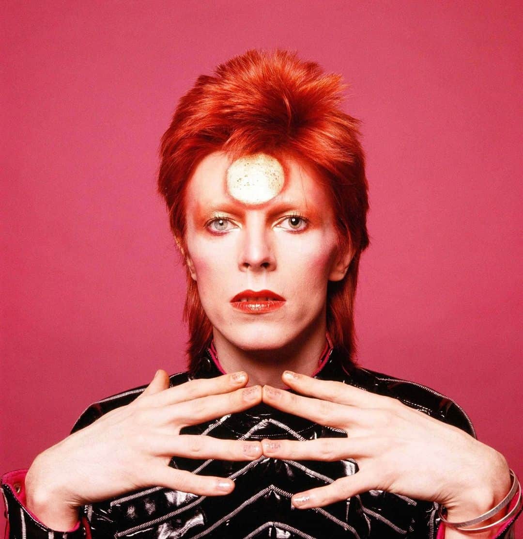 Alternative Pressさんのインスタグラム写真 - (Alternative PressInstagram)「5 years ago today, on Jan. 10, 2016, the music community took a hit that we weren’t expecting and never could have prepared ourselves for. Just two days earlier on his 69th birthday, David Bowie released his album 'Blackstar,' but the glam-rock musician knew a secret about that record that the world wasn’t aware of yet: It would be his last. 'Blackstar' was Bowie’s final gift to the world, and he made it as such. Suffering a private battle of liver cancer, Bowie wrote his final masterpiece as a man contemplating his own mortality. While Bowie is gone, he’s certainly not forgotten as he continues to inspire decades of artists before and after death.⁠ .⁠ .⁠ .⁠ #davidbowie #ripdavidbowie #ripbowie #blackstar #bowie #altpress #alternativepress」1月10日 22時01分 - altpress