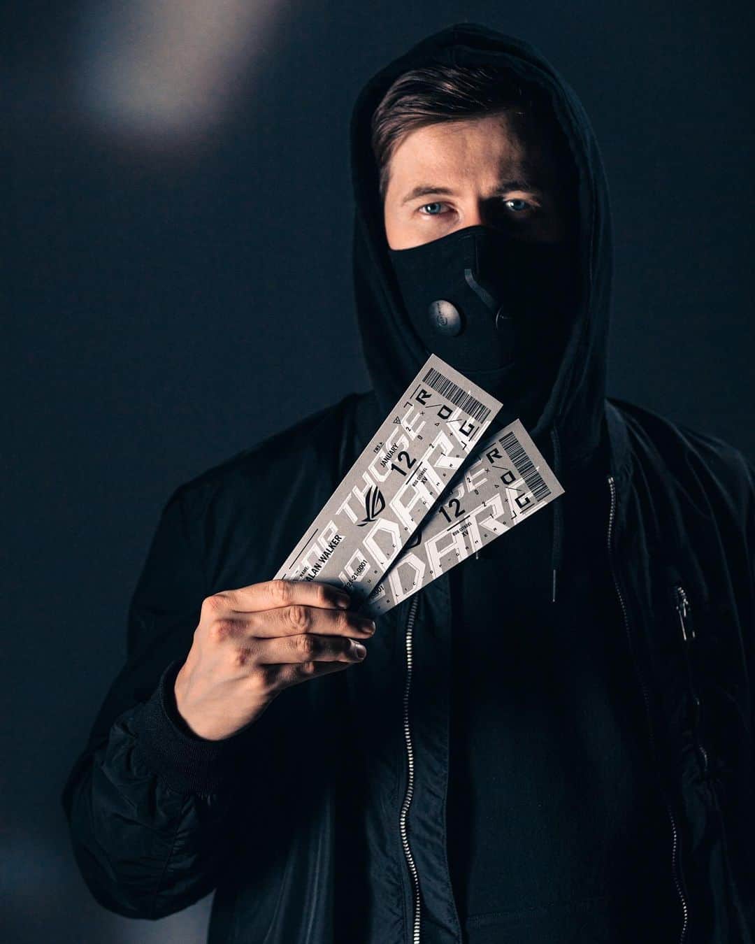 のインスタグラム：「Pumped for the ROG CES event, swipe up in story to join the countdown! #ROGALANWALKER」