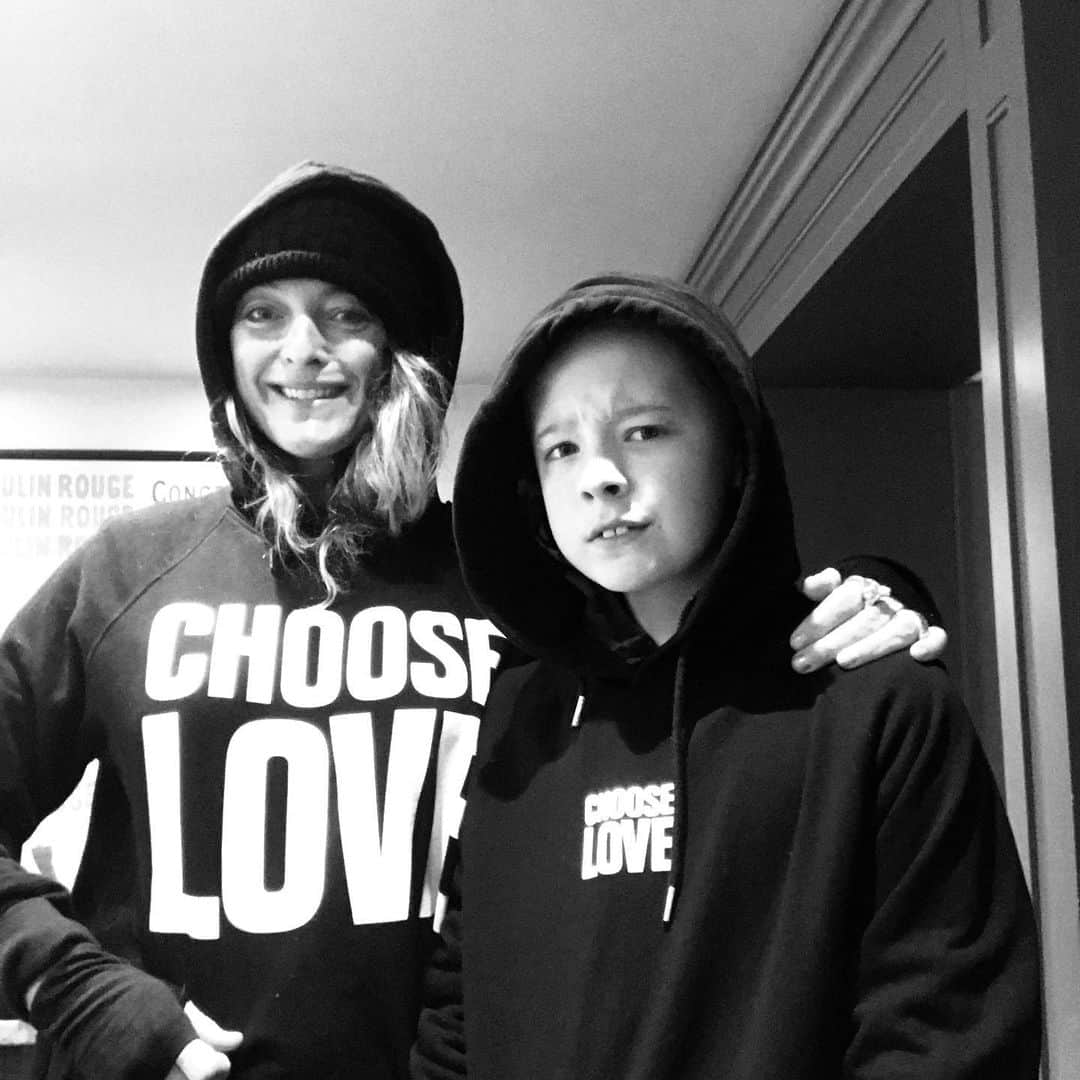 のインスタグラム：「Do something good today ! ✨✨🙏🏼 Why not buy you and your loved ones some CHOOSE LOVE hoodies and T’s. All from the @chooselove website.  Shopping and supporting displaced people who need our help most ! Help Refugees .... A BRILLIANT  charity and a great shop that is very easy to get carried away in ❤️❤️❤️❤️❤️❤️❤️ here’s me and 🦊 about to ride our bikes ... in our great hoodies x ( also the best place to buy others gifts and cards remotely ... very easy )」
