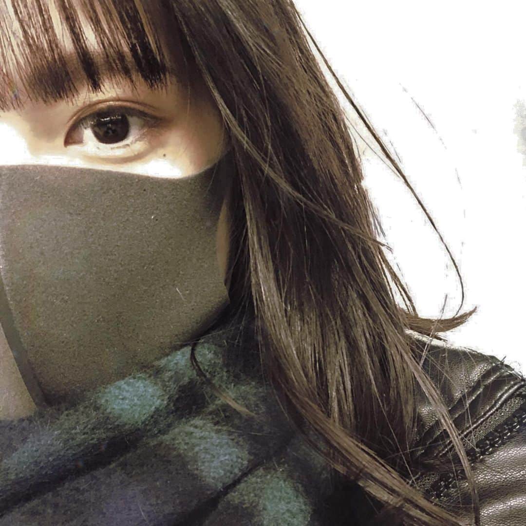 小関舞さんのインスタグラム写真 - (小関舞Instagram)「. 今日はお仕事で髪を巻いたの 普段全く巻かないから写真！って思って 撮った頃にはもう巻き取れてた っていう写真ネ！🧁 . #小関舞 #今日はあたたかかった  #前髪いつもより短くした #いつもセルフカット #マフラー必須  #なんか片目写真多いよね？笑」1月10日 22時02分 - mai_ozeki.official