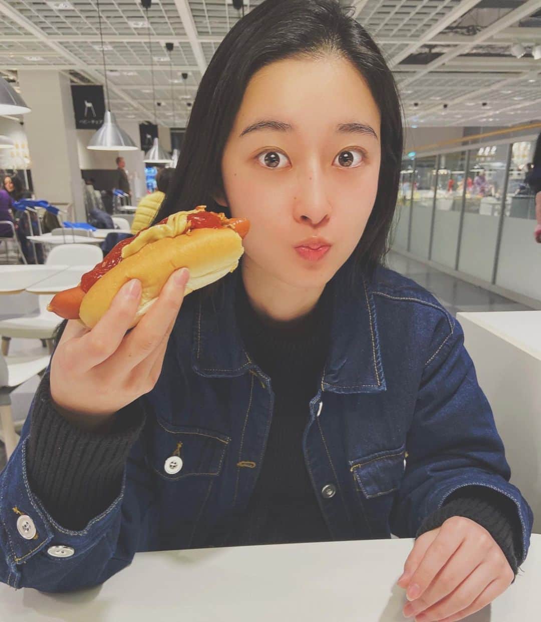 西山なずなのインスタグラム：「. IKEAのホットドッグって本当に美味いよね 家具を見るのも好きやけど、 これ食べに行くためにIKEA行きよる！」