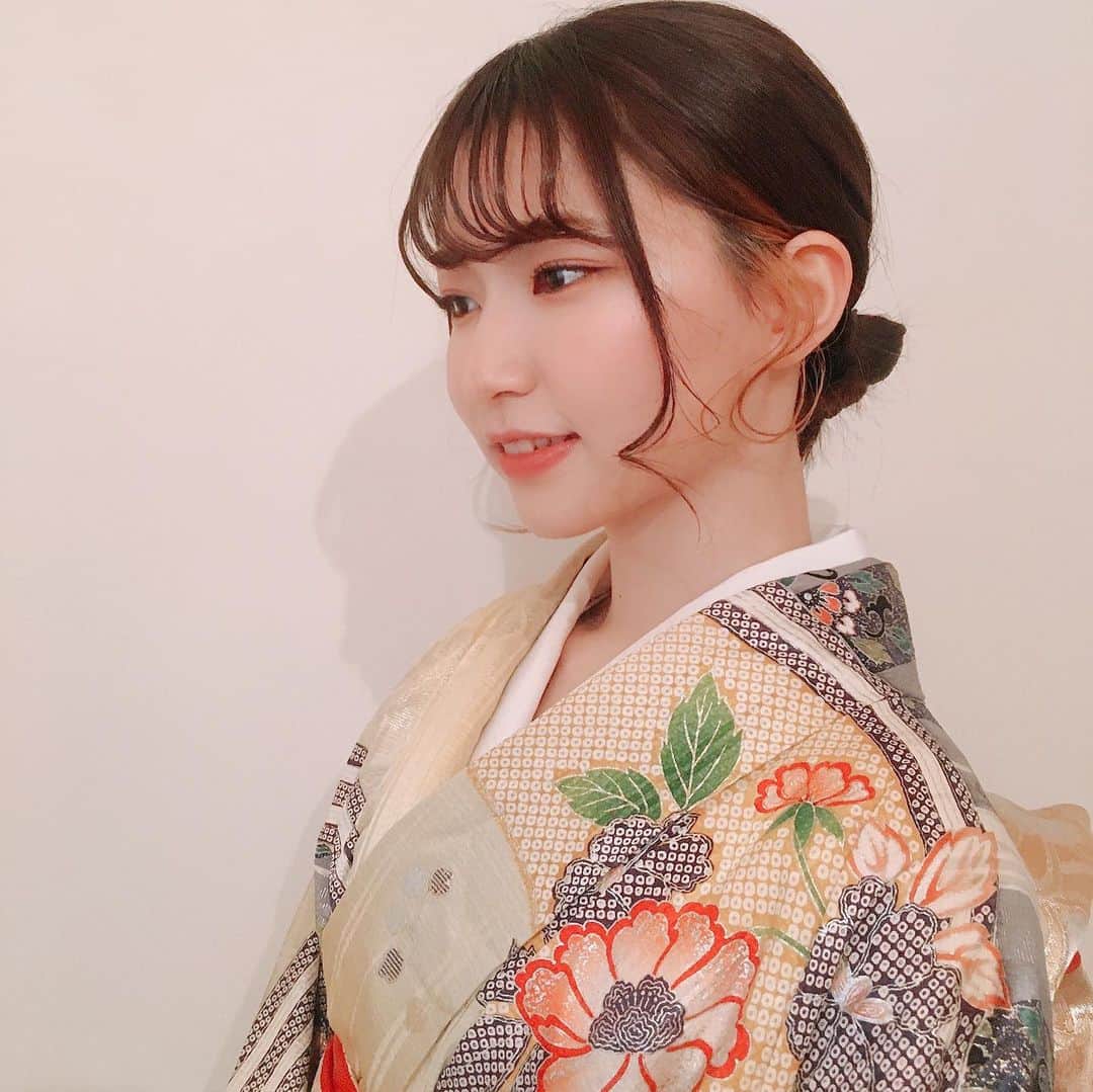横道侑里のインスタグラム：「成人式も、前撮りもしてないけど、みんなの振袖姿見たら着てみたくなっちゃってままのお下がりをままが頑張ってきさせてくれたの。 だから着付けとか詳しい方はごめんなさい…温かい目でみてー！」