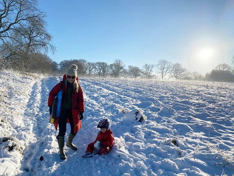 ヘレン・スケルトンさんのインスタグラム写真 - (ヘレン・スケルトンInstagram)「@aimee_fuller  @jameswoodsy you two have a lot to answer for... raging he couldn’t go to grannies for proper hills.... sorry mr, keeping it local for the foreseeable. Still if this is our daily exercise for today we are very grateful 😂ps this sport is a lot harder than it looks 😂 #wannabe #snowsports #snowboarding #yorkshire #snow #family #weekends #dailyexercise #staylocal」1月10日 22時04分 - helenskelton