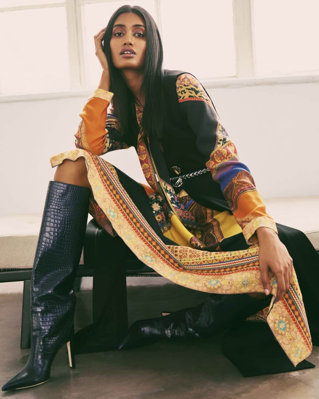 The Outnetのインスタグラム：「The recipe for the perfect outfit: A helping of bold pattern, a sprikle of eye-catching textures, and a dash of iconic brand names thrown in the mix.   Shop all your favorite Instagram looks, just visit the link in bio」