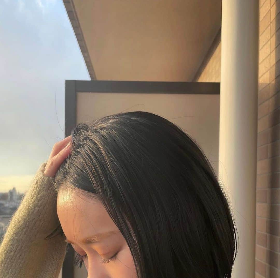 いくみのインスタグラム：「﻿  ﻿ ネイビーに染めてもらいました可愛すぎる🦕 りょうさんももこちゃんありがとうございました🤍」