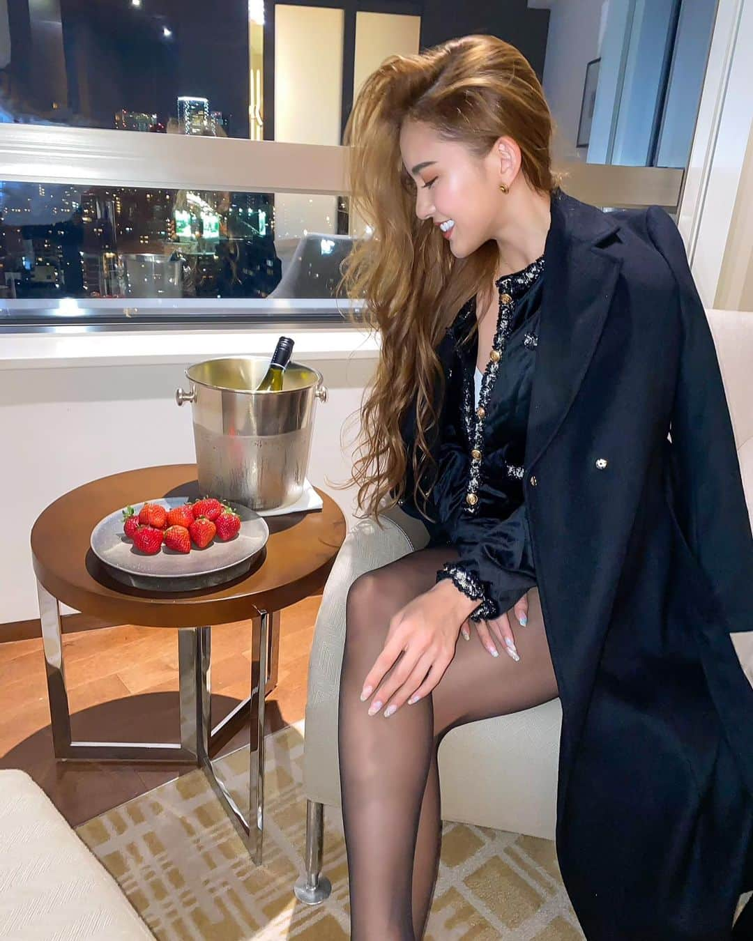 カレンさんのインスタグラム写真 - (カレンInstagram)「Outfit👠 22時半 今からクレープ食べようか迷ってる👶🏻 ほんと まいにち 食べるばっかり🤦🏼‍♀️💭  🧥 @duras_official  👗 @selectshop.brea  #outfit #code #fashion」1月10日 22時21分 - cjd_karen