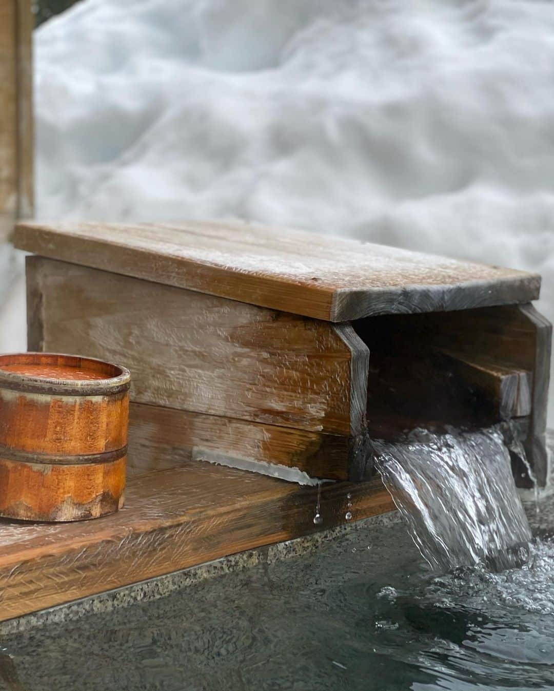 渡辺由布子さんのインスタグラム写真 - (渡辺由布子Instagram)「☃️  雪見風呂♨︎ 日本の冬の美しさに触れる旅。  乾燥の厳しい冬場は念入りに保湿ケアをしたいところ。 いつものスキンケアにエビアン @evian_japan の#導入化粧水 をプラス。 お風呂上がりの潤いを逃したくなくて、直ぐさまサッと顔から足先まで全身に拭きかける習慣。  50gのミニボトルはカバンに携帯できるので1-2泊の旅行用として、300mlの大きめサイズは自宅用として使い分けできるのも嬉しい❤︎  #雪景色 #雪見温泉  #銀世界  #温泉旅行 #絶景温泉  #露天風呂  #エビアン #エビアンフェイシャルスプレー  #evian #hotsprings  #onsen  #bathtime  #skincare #holidays  #wintertime  #snowing  #japantrip #discoverjapan  #tbt🔙📸   📍 @satoyamajujo (#里山十帖 ) #MinamiUonuma (#南魚沼 ) #Niigata (#新潟 ) #🇯🇵」1月10日 22時21分 - watanabe_yuko