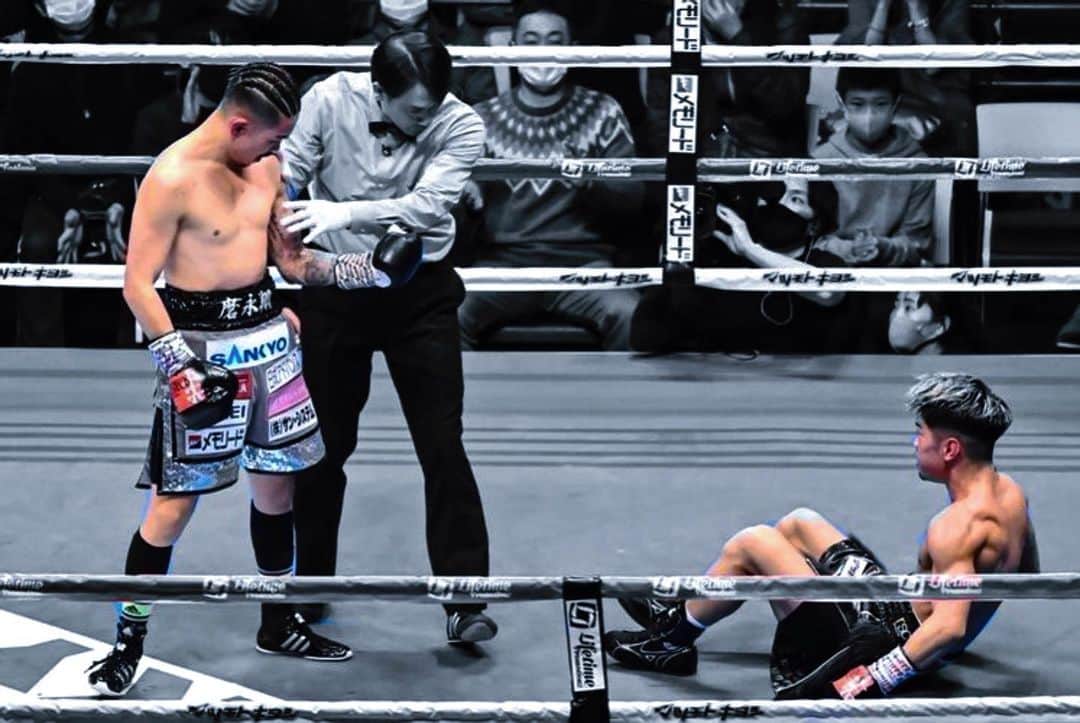 田中恒成のインスタグラム：「🥊  印象的なシーン @finito22   倒れてる写真を投稿すると 少し悲しい気持ちになっちゃう人もいるかもしれないけど...  俺はこーゆー奴なのでよろしく。  負けた試合だから当然。  そしてちゃんと受け入れていく。  諦めないし、 気持ちは全然落ちてない。  ボクシングに対する熱は より高まった。  しっかり振り返って YouTubeで話しました。」