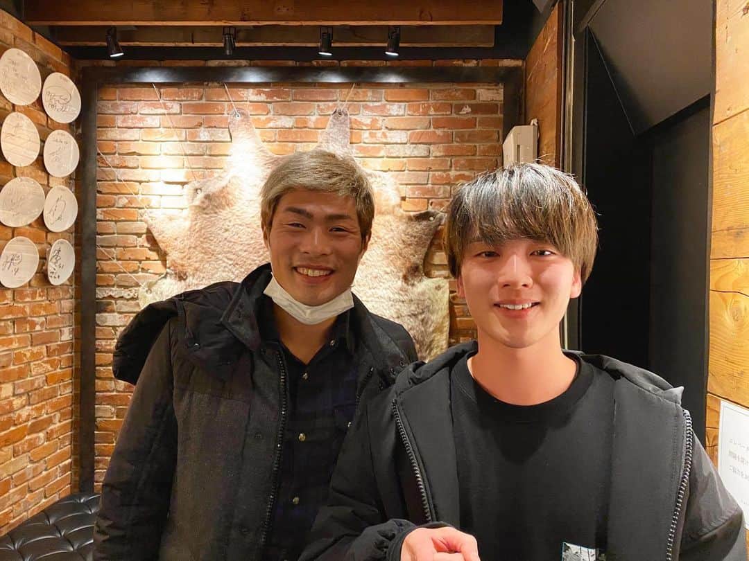 ウマヅラビデオのインスタグラム：「ベガルタ仙台FW赤﨑秀平選手と年一で行われる都市伝説会！笑 今年も何とか開催できて良かったです。 世界が良い流れに向かうことを祈ってます。 本日も大変楽しかったです！ありがとうございました✨ 今シーズンもご活躍を応援しております📣 #赤﨑秀平  さん #ウマヅラビデオ #都市伝説 #ご馳走になってしまいましたありがとうございますm(_ _)m #栄養バランスが良い食事を久々にとったかもしれない… #今年もゴールを！！」