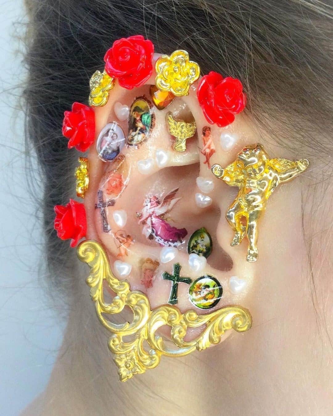 Dazed Magazineさんのインスタグラム写真 - (Dazed MagazineInstagram)「New year, new ear 👂✨ @dazedbeauty rounds up the #2021Trends 📈 set to take over beauty this year.   Tap the link in bio to read more 📲  📷 🔄 @marthamakeupartist  #DazedBeauty」1月10日 22時30分 - dazed