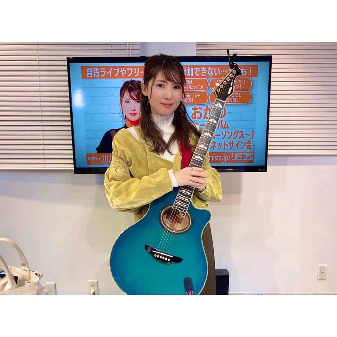 おかゆのインスタグラム：「💿👩🏻‍💻❤🌈 . 「おかゆウタ 〜カバーソングス〜」 初のネットサイン会💻💫 . ご参加下さった皆様 リミスタの皆様、スタッフの皆様 本当に有難うございました☺️🌈 . 温かいメッセージやコメントに 心もじんわり😢🔥 . 毎日わやな私ですが… 応援下さる皆様 おひとりおひとりの存在が支え💪🏻✨ . 沢山の方に笑顔や元気を届けられるよう 出来ることを精一杯やっていきたいです🎸 . いつも応援下さる皆様、 味方になって支えて下さる皆様 ありがとうございます🙏🏻🌈 . #リミスタ #おかゆウタ #カバーアルバム #ネットサイン会 #いつもありがとうございます #感謝」
