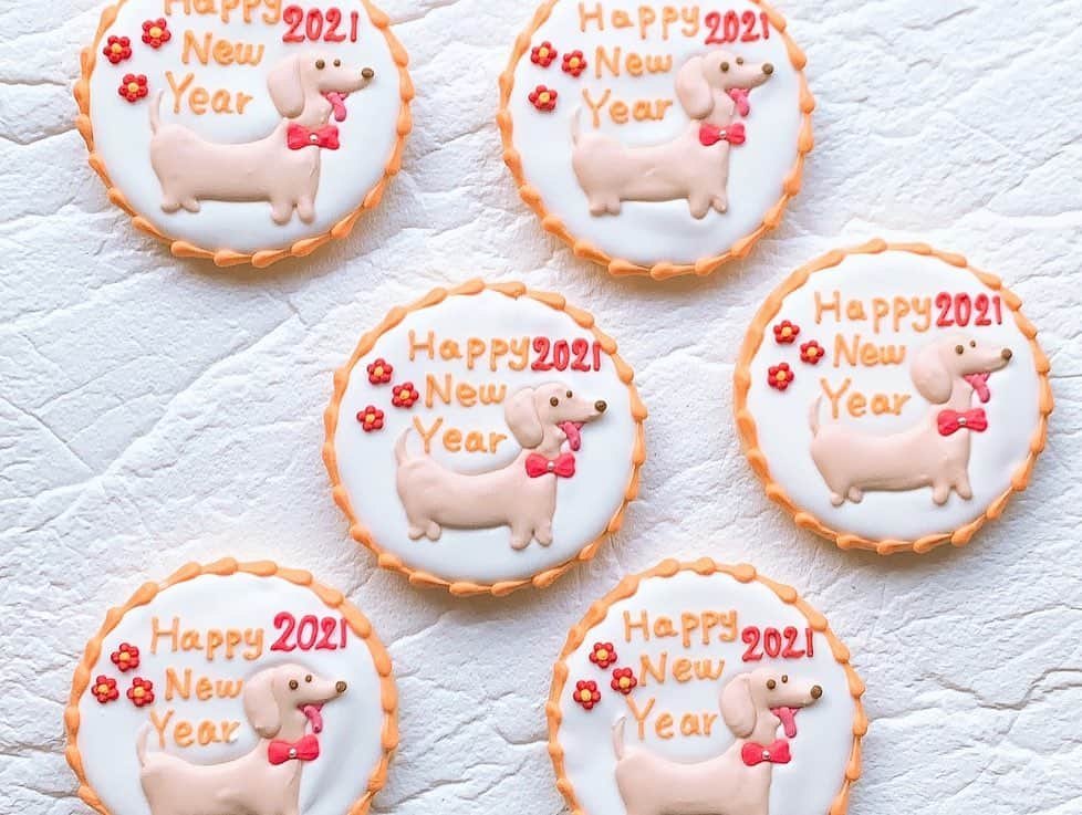 菅長愛子さんのインスタグラム写真 - (菅長愛子Instagram)「🍪🍪🍪 #アイシングクッキー   @m.yurikari  @miyamoriyama  みやさんのクッキー🍪💛💜  たくさんわがまま言ってオーダーさせて頂きました😭💓 先着順で年始にお客様へお配りさせて頂きました😋🐶  クリスマス用のクッキーもかわいすぎてなかなか食べれなかった💓🎄(私用に作ってくれたオレンジ色のクッキーはまだ食べないで飾ってます)  次はバレンタインかな..🍫💘😈  #食べスタグラム  #foodstagram  #ダイエット  #ダイエットメニュー  #ダイエットご飯  #ご飯  #メニュー  #献立 #トレーニング女子  #料理上手になりたい  #健康  #ダイエット飯 #ヘルシー料理  #手料理  #昼ごはん  #ランチ  #晩御飯 #夜ご飯  #サラダ  #献立  #レシピ  #recipe #自己満」1月10日 22時30分 - aiko_suganaga