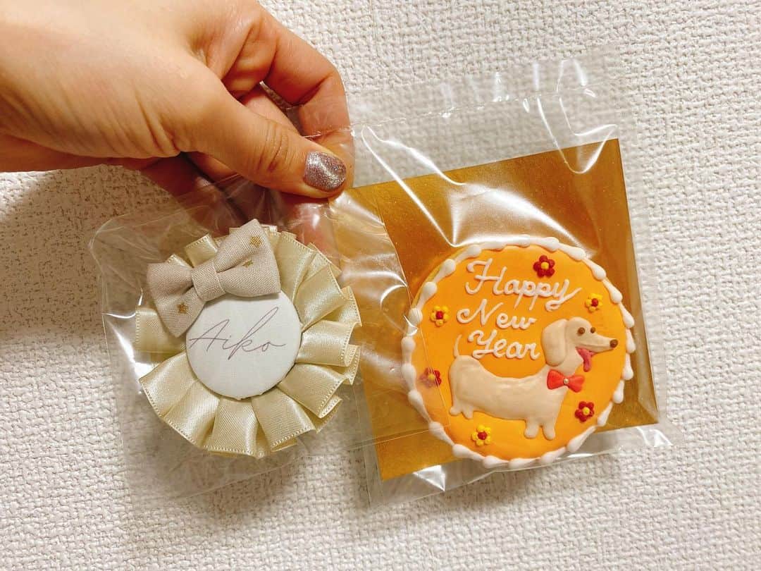 菅長愛子のインスタグラム：「🍪🍪🍪 #アイシングクッキー   @m.yurikari  @miyamoriyama  みやさんのクッキー🍪💛💜  たくさんわがまま言ってオーダーさせて頂きました😭💓 先着順で年始にお客様へお配りさせて頂きました😋🐶  クリスマス用のクッキーもかわいすぎてなかなか食べれなかった💓🎄(私用に作ってくれたオレンジ色のクッキーはまだ食べないで飾ってます)  次はバレンタインかな..🍫💘😈  #食べスタグラム  #foodstagram  #ダイエット  #ダイエットメニュー  #ダイエットご飯  #ご飯  #メニュー  #献立 #トレーニング女子  #料理上手になりたい  #健康  #ダイエット飯 #ヘルシー料理  #手料理  #昼ごはん  #ランチ  #晩御飯 #夜ご飯  #サラダ  #献立  #レシピ  #recipe #自己満」