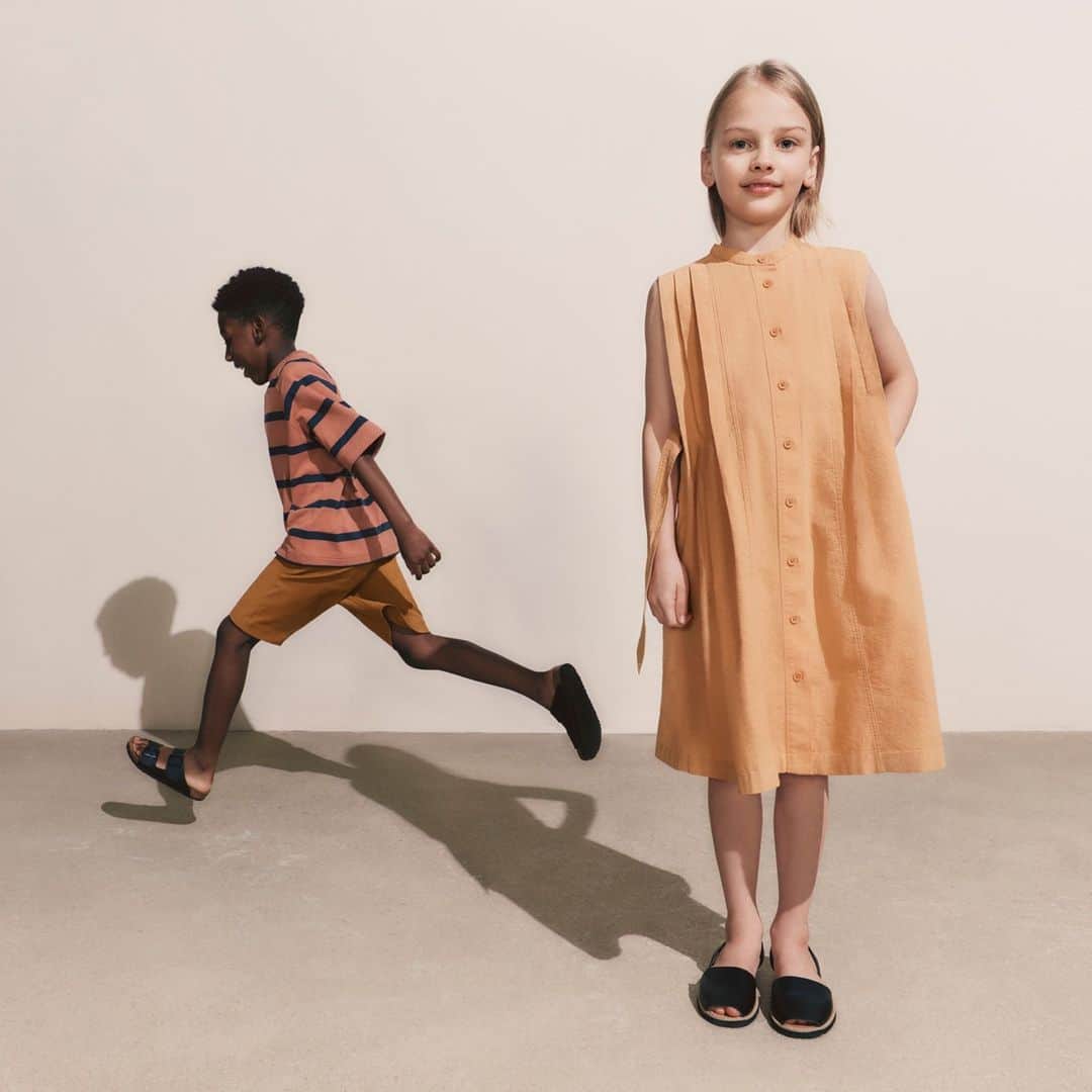 UNIQLO UKのインスタグラム：「#UniqloU Spring/Summer 2021 Collection launches globally on January 28th with men’s and women’s lineups, and the kid’s line debut in the following month!  Future LifeWear essentials, designed with the highest precision and in pursuit of a simplified, modern wardrobe.  Artistic Director Christophe Lemaire and his team in Paris reimagine everyday clothing using innovative materials and contemporary silhouettes」
