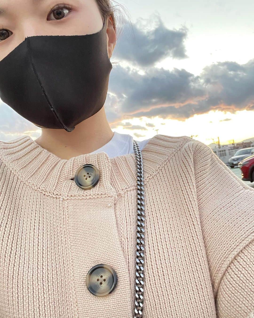 sayocoのインスタグラム：「夕焼けが凄かった⛅️🌈 おnewのニットかわええ🧶 #スーパー行くだけ #nofilter」
