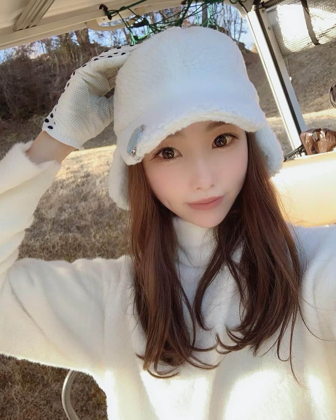 YOUのインスタグラム：「初打ち🏌️‍♀️⛳️  この日はカイロ4枚貼って臨みました☃️ 今年も大好きなゴルフを沢山できますように💕 ゴルフが簡単だったらここまでハマらなかったと思う♪  今年も私らしく幸せに敏感で、感謝して笑顔溢れる日々を👶🏼 よろしくお願いします♡♡♡  #2021#抱負は🤫 #大切な人だけとことん大切にする♥️」