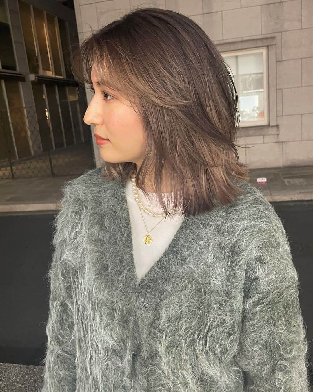 神能裕貴のインスタグラム：「🌫 ラフ キャメルアッシュブラウン 🌫 camel ash brownの根本からのグラデーション. 全頭ブリーチをしてからの ラフで品のあるカラーです💫 一色の地味なカラーには飽きたけど、 派手にはしたく無いけど派手にしたい人へ😂  カットはもちろん #effortlesscut  オススメです！  #effortlesscut#balayage#highlight#shadowroot#ombre #オンブレ#オンブレカラー#ハイライト#バレイライト#バレイヤージュ#海外ヘアー#リアル海外ヘアー#ラフカット#エフォートレスカット#ラフで適当がカッコいい#ラフで色気のあるヘアー#キャメルブラウン#SHIMA#色気#セクシー#sexy#ラフ#クール#髪型ではなく色気を買う時代」