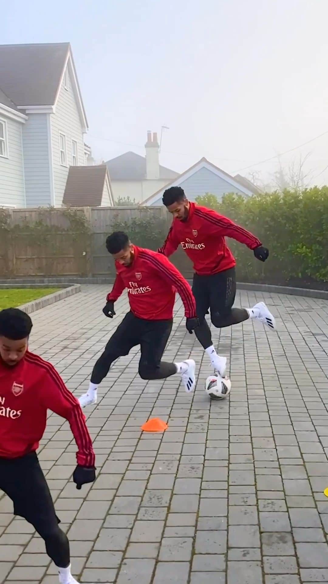 F2Freestylersのインスタグラム：「Catching poses like 📸💥💥💥🤪#football #soccer #tekkers #skills #creative #content」