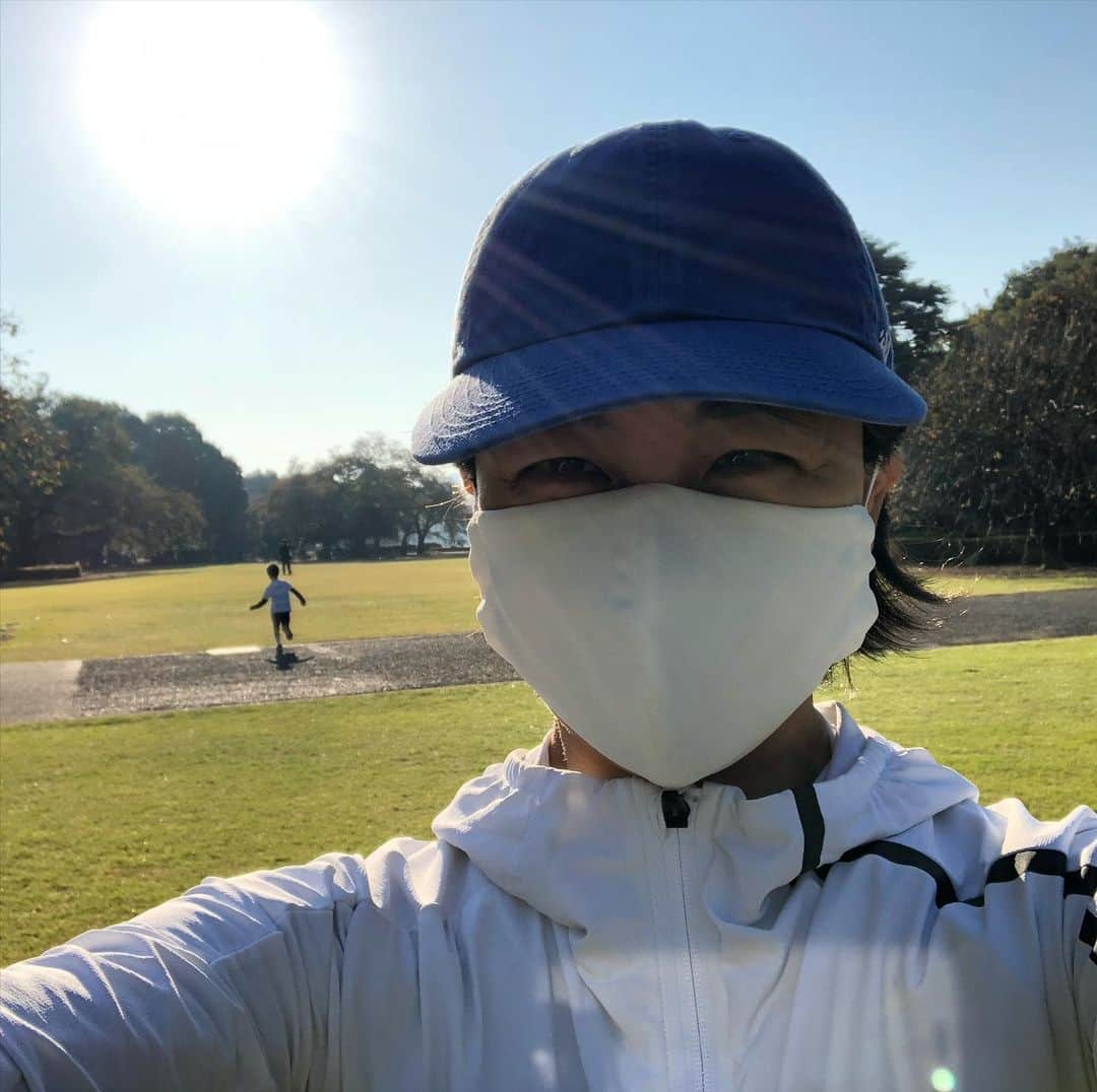 のインスタグラム：「体力は、すべての原動力だとあらためて。 写真は昨年の外出自粛明け後日の、息子とのランニングです👟☀️ 息子が年少のときにスタートした5kmランニングを、 一緒に断続的に続けてきましたが、 最近はわたしだけが🤭おさぼり気味でした。 緊急事態宣言が解除されたら、 わたしも一緒に最低5kmを続けるぞ！ 手洗い、うがいの徹底を基本の基に。 各自の徹底と、各自の徹底と。 寛容さを胸に。 長期戦を乗り切っていきたいですね🤍  #テレビ朝日 #アナウンサー #萩野志保子  #ワーママ #ワーキングマザー #アナウンサー #働くママ #子育て #男の子ママ #6歳 #ママグラム #子育てぐらむ #ママライフ #子育て日記 #高齢出産 #アラフォーママ #アラフィフママ #育児の悩み #育児と仕事 #学習 #運動 #体操 #勉強 #年長 #年長さん #子どものいる暮らし」