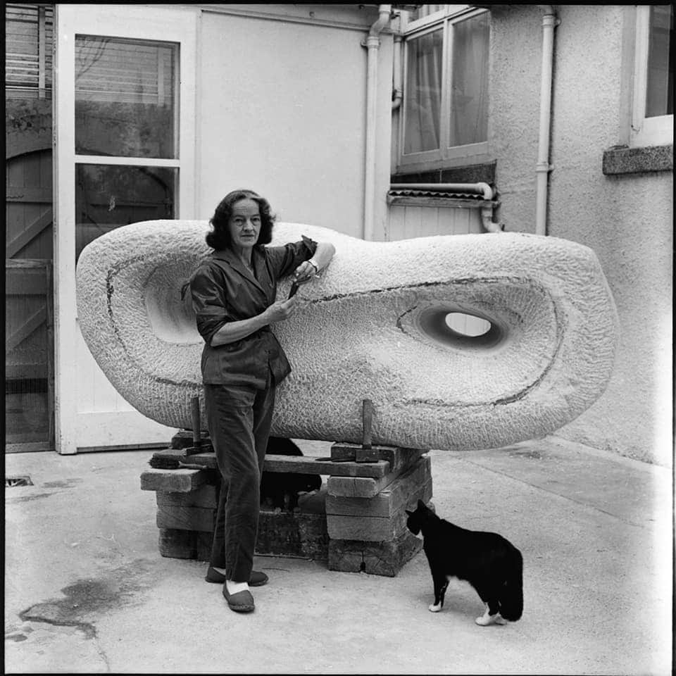 テート・ギャラリーさんのインスタグラム写真 - (テート・ギャラリーInstagram)「'Sculpture communicates an immediate sense of life - you can feel the pulse of it.' - Dame #BarbaraHepworth, one of the greatest sculptors of the 20th century, born #onthisday in 1903.  Here she is photographed with 'Curved Reclining Form (Rosewall)' and Nicholas, who played a key role in Hepworth's studio life in the 1950s and 60s. 🐾 As with all the artist's work, the structure and rhythm of the sculpture demonstrates her instinctive feel for her material. Click the link in our bio to read more about the artist's life and work.  Barbara Hepworth with her cat Nicholas and Curved Reclining Form (Rosewall) 1960–2 in a photograph taken by Ida Kar in 1961 © National Portrait Gallery, London」1月10日 22時36分 - tate