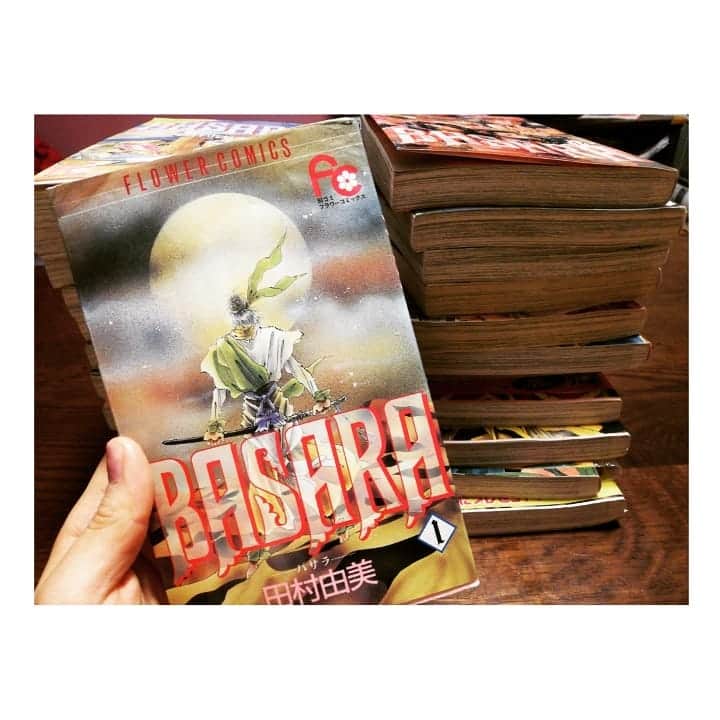 近藤笑菜のインスタグラム：「お正月の思い出🎍 . 大好きなBASARAを久々に。一晩で一気読み📚 好き過ぎてもう何度読んだかわからないくらいだけど、久しぶりに読むとやっぱ新鮮な気持ちで堪能できて1巻の序盤で泣いたや… 痛いし切ないし切実で愛に溢れていて一人一人が愛しい。世界観も最高。田村先生は天才！ 傑作ってほんと古くならないよね。いつ読んでも新しいし衝撃的でパワフル🌇 . #basara #漫画 #comic #book」