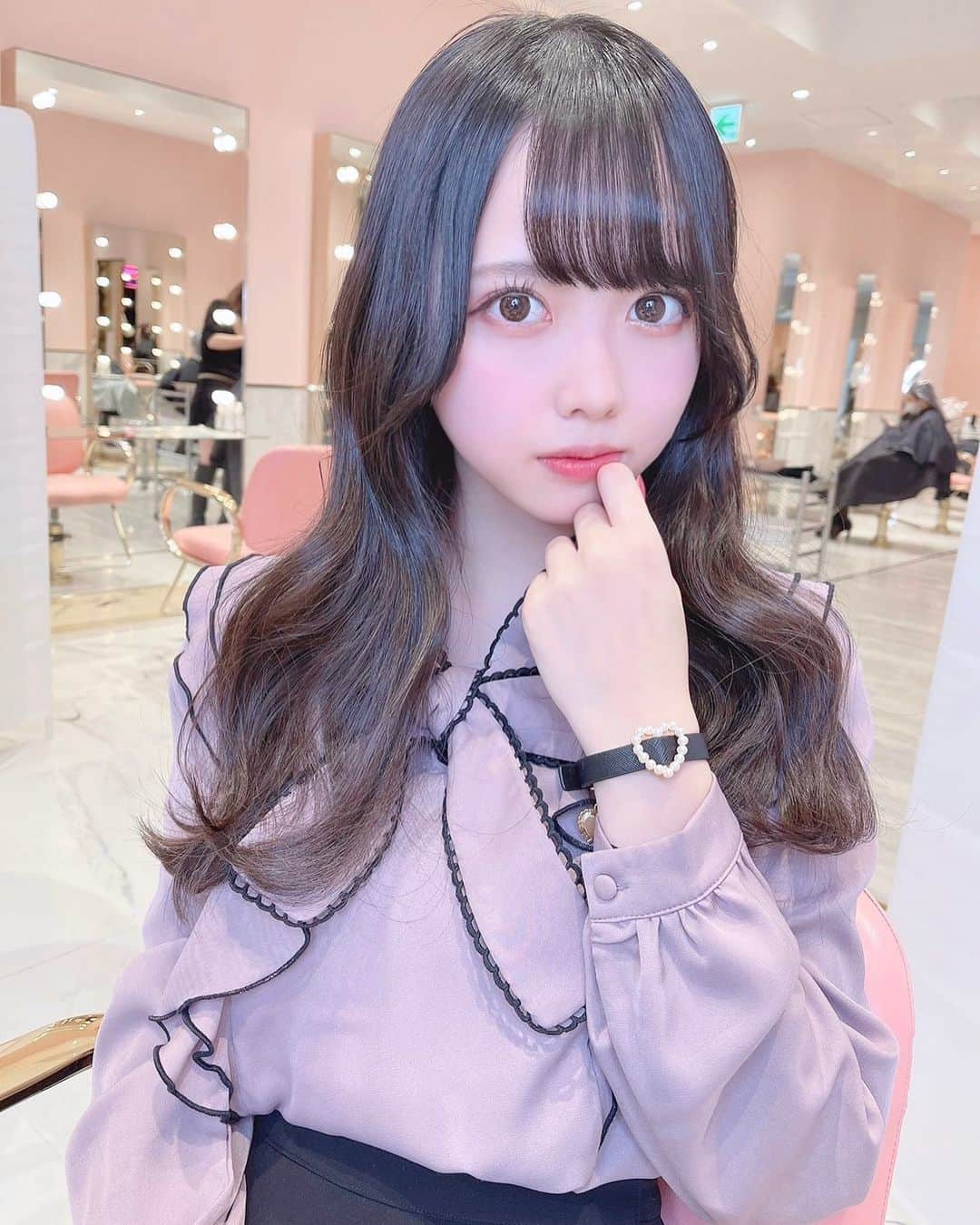 松本ももなさんのインスタグラム写真 - (松本ももなInstagram)「ふわふわヘアはどうかな？🥺ྀི  カットしてもらって こんな雰囲気のヘアセット✨ 女の子っぽくていいな🎀  @leo__nishi さん ありがとうございます☆*。  #shima #shimasixginza #shima_six_ginza  #美容院 #ヘアアレンジ #ガーリーコーデ #ガーリー #量産型  #量産型コーデ #evelyn #エブリン @evelyn.official  #ハニーシナモン #honeycinnamon @honey_cinnamon_jp」1月10日 22時46分 - momona.1012