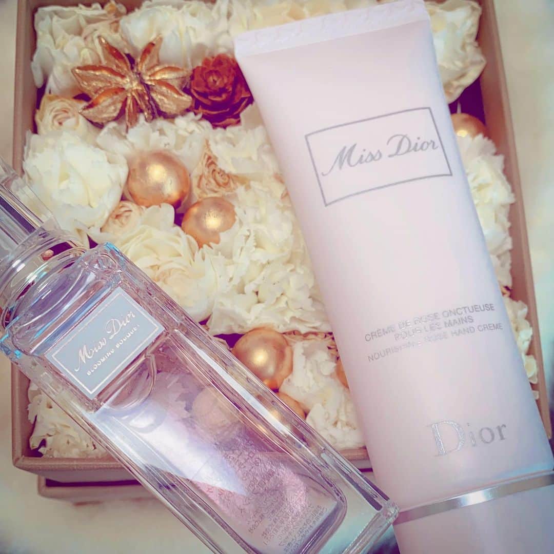 ミクのインスタグラム：「. . クリームが欠かせない日々。 ベタベタしなくて 甘いけど爽やかな香りが 一番好き♡ . . 　#乾燥　#乾燥肌　#ハンドクリーム　#美容　#匂いフェチ　#skincare #handcream #beauty #perfume #missdior #missdiorperfume #goodnight #instagood #followｍe」