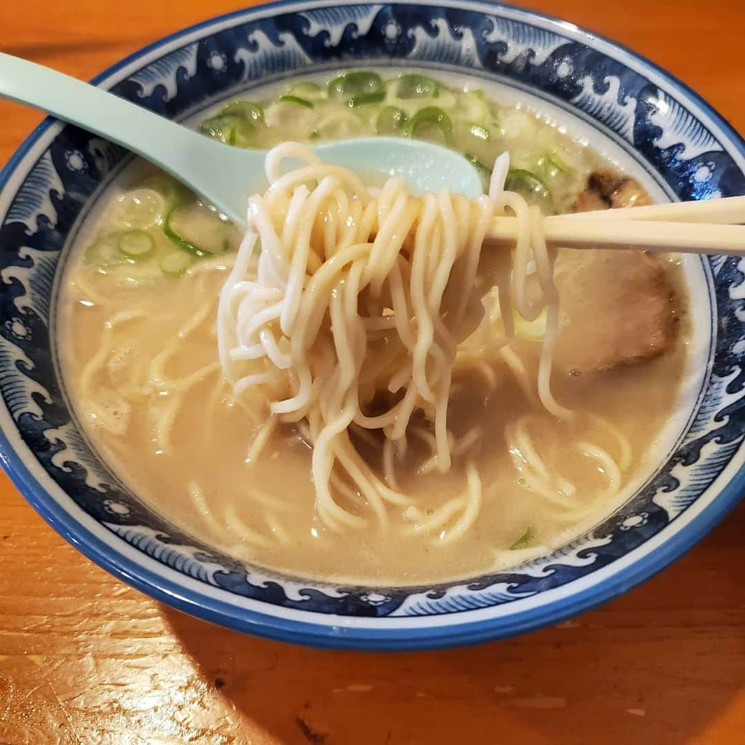 田畑竜介さんのインスタグラム写真 - (田畑竜介Instagram)「2021年の豚骨初めは げんこつさんで🍜  冷えた体に温かい豚骨スープが 染み渡ります😋  #福岡市 #ラーメン #げんこつ」1月10日 22時39分 - tabacchi_rkb