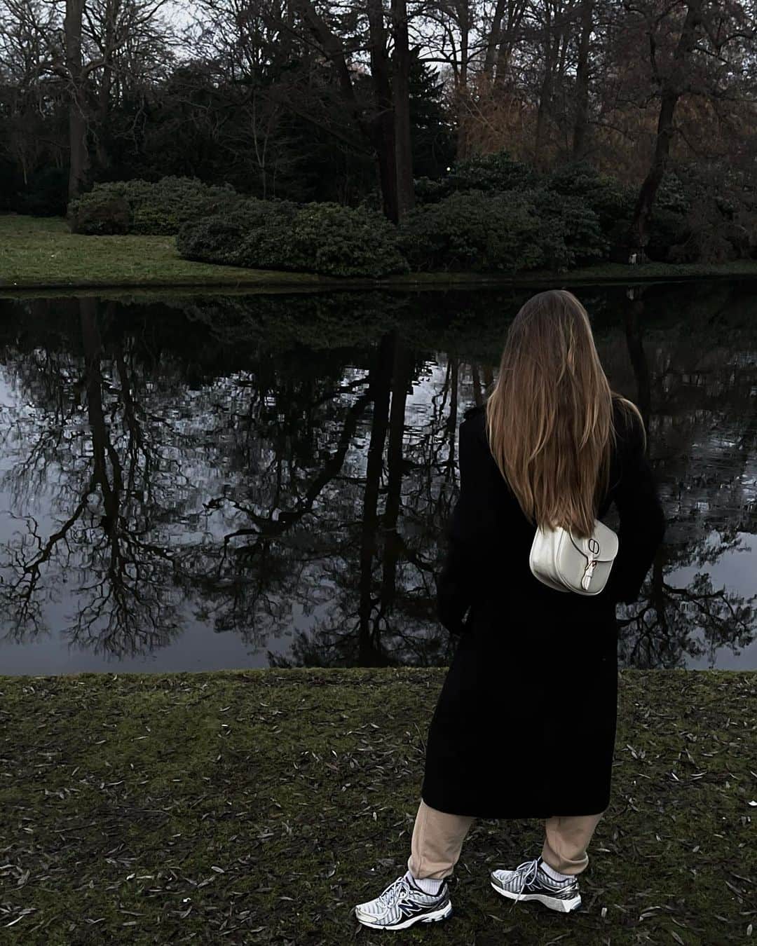 Mathilde Goehlerのインスタグラム：「Walks, warm tea and good company 🖤」