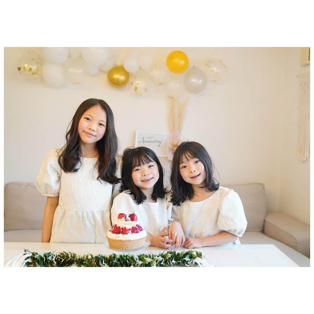 Yukiさんのインスタグラム写真 - (YukiInstagram)「昨日のオンライン結婚式の ときの写真を☺️✨  画面に映るときに お祝いの気持ちが伝わってくれたらいいなぁと  @hanamei.official さんのパーティーグッズで飾り付け☺️✨  三姉妹もずーっとにこにこ嬉しそうにお祝いしてました☺️✨  余韻に浸り双子ちゃんは腕を組んで歩いたりまねっこしてました☺️✨  blogにも載せてます☺️✨」1月10日 22時45分 - yukikuu96