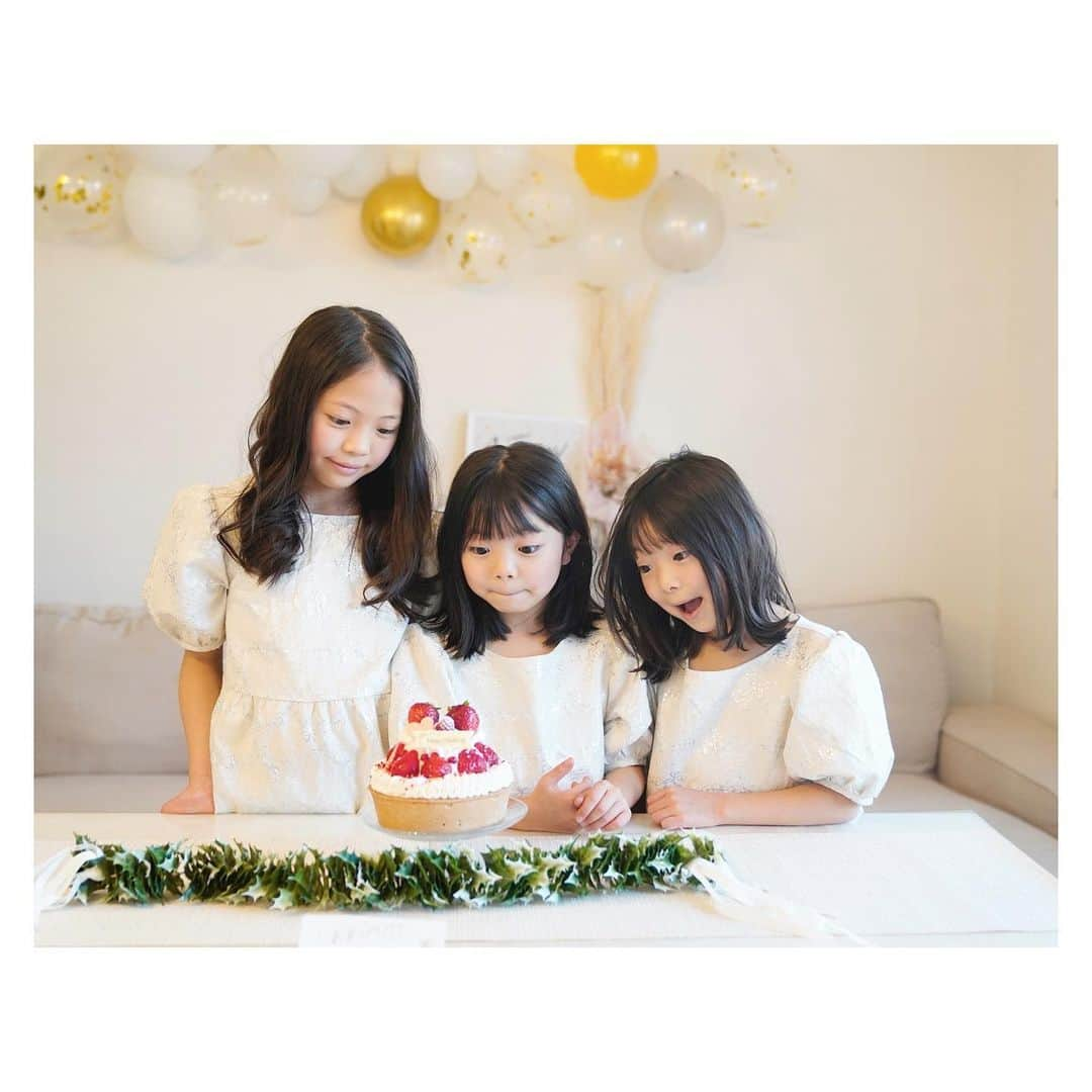 Yukiさんのインスタグラム写真 - (YukiInstagram)「昨日のオンライン結婚式の ときの写真を☺️✨  画面に映るときに お祝いの気持ちが伝わってくれたらいいなぁと  @hanamei.official さんのパーティーグッズで飾り付け☺️✨  三姉妹もずーっとにこにこ嬉しそうにお祝いしてました☺️✨  余韻に浸り双子ちゃんは腕を組んで歩いたりまねっこしてました☺️✨  blogにも載せてます☺️✨」1月10日 22時45分 - yukikuu96