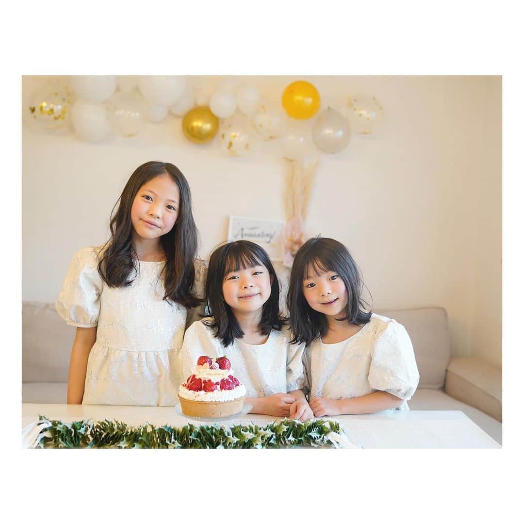 Yukiさんのインスタグラム写真 - (YukiInstagram)「昨日のオンライン結婚式の ときの写真を☺️✨  画面に映るときに お祝いの気持ちが伝わってくれたらいいなぁと  @hanamei.official さんのパーティーグッズで飾り付け☺️✨  三姉妹もずーっとにこにこ嬉しそうにお祝いしてました☺️✨  余韻に浸り双子ちゃんは腕を組んで歩いたりまねっこしてました☺️✨  blogにも載せてます☺️✨」1月10日 22時45分 - yukikuu96
