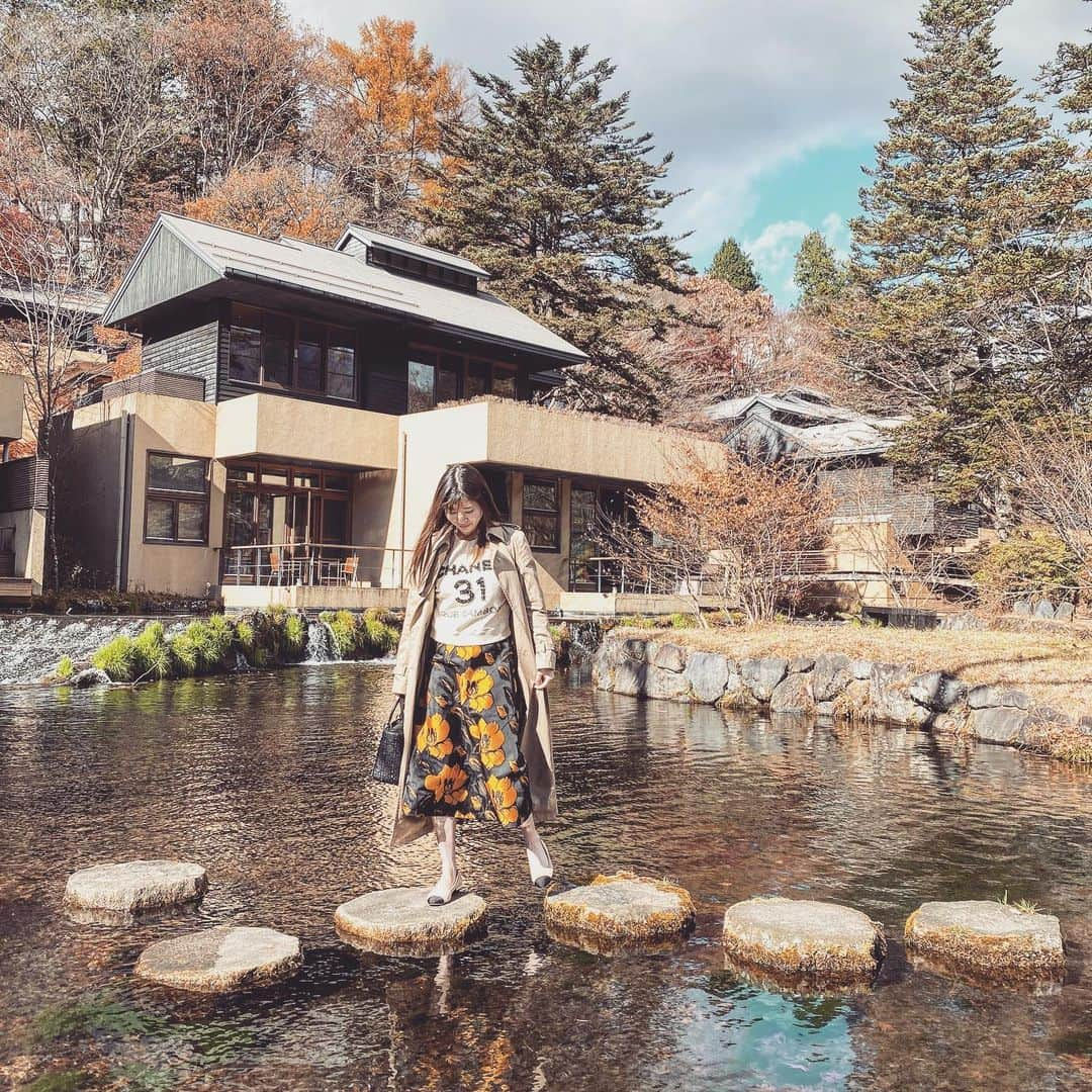 清水彩子のインスタグラム：「春夏秋冬を楽しめるって良いけど、雪☃️降りすぎ~❄️💦  写真は秋🍁の写真📷 #星のや軽井沢」