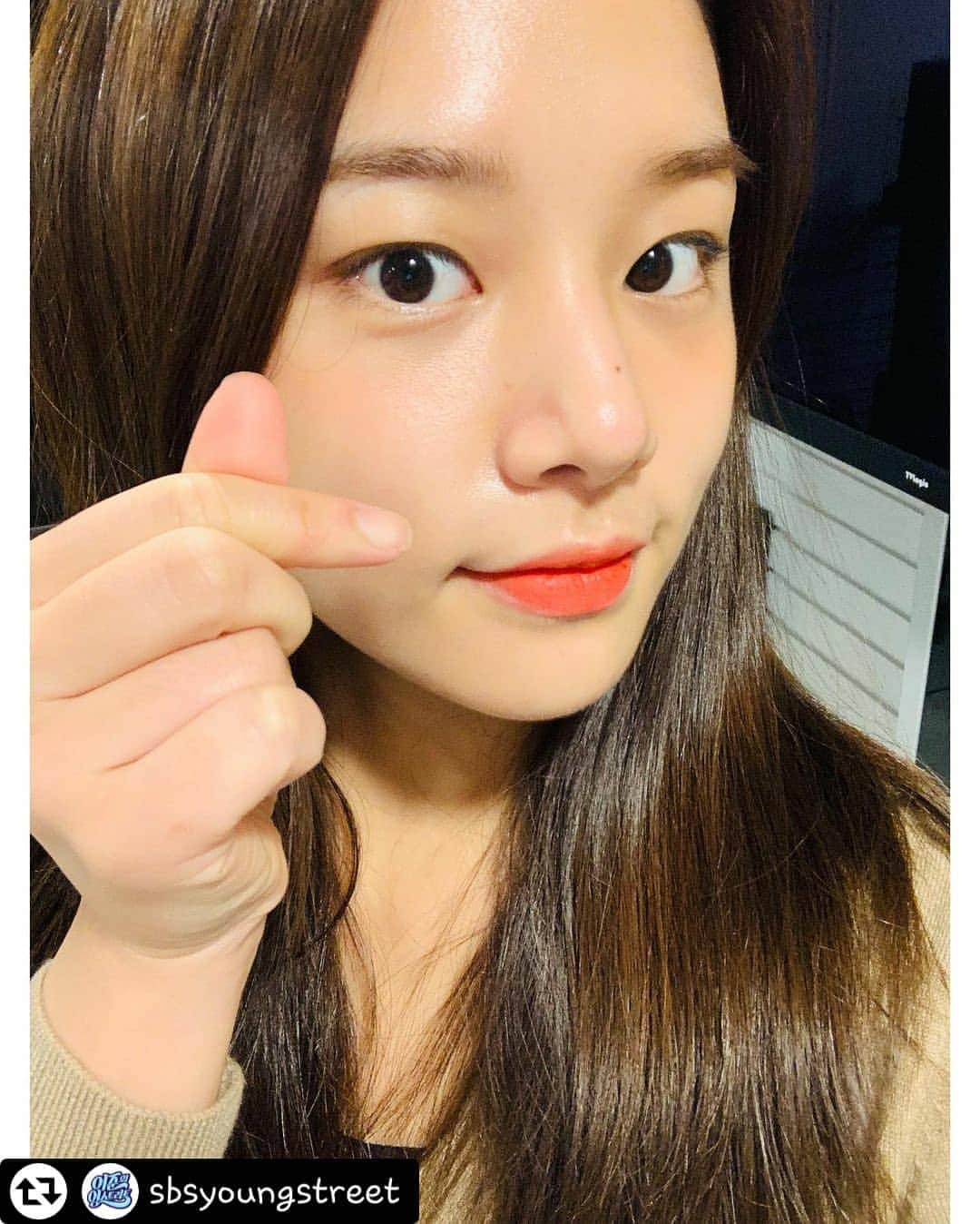 LABOUMさんのインスタグラム写真 - (LABOUMInstagram)「[#라붐] 라붐 셀카보면 심장이 붐붐💖  👉특별히 오늘 벌칙 당첨자!! 솔빈씨는 "비주얼 열일" 시켜드렸습니닷!😎  #sbs #라디오 #영스트리트 #영스 #이준의영스트리트 #이준 #행자  #라붐 #LABOUM #소연 #해인 #솔빈 (#리그램 - @sbsyoungstreet by @get_regrammer)」1月10日 22時52分 - officiallaboum