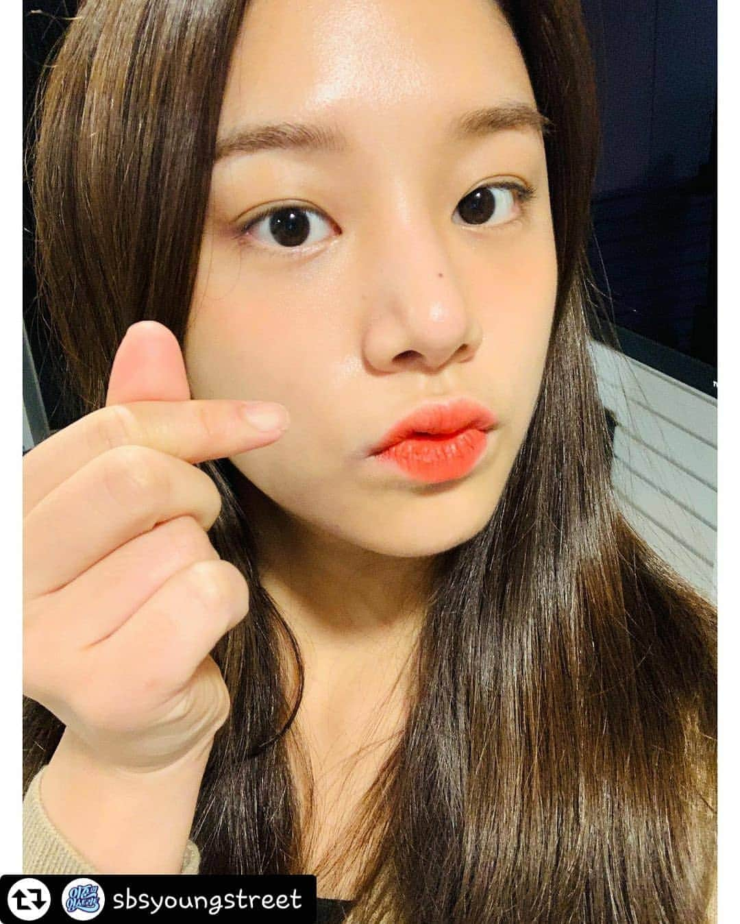 LABOUMさんのインスタグラム写真 - (LABOUMInstagram)「[#라붐] 라붐 셀카보면 심장이 붐붐💖  👉특별히 오늘 벌칙 당첨자!! 솔빈씨는 "비주얼 열일" 시켜드렸습니닷!😎  #sbs #라디오 #영스트리트 #영스 #이준의영스트리트 #이준 #행자  #라붐 #LABOUM #소연 #해인 #솔빈 (#리그램 - @sbsyoungstreet by @get_regrammer)」1月10日 22時52分 - officiallaboum