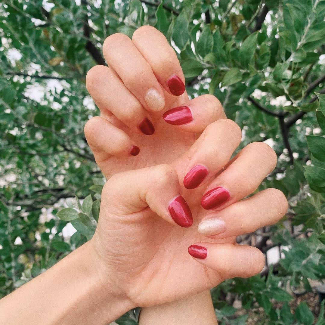 近藤美月さんのインスタグラム写真 - (近藤美月Instagram)「﻿ 少し前にしてた﻿ 冬Nail 🤍❤️﻿ 投稿できてなかった分💭﻿ ﻿ つるんとした﻿ 深みのある赤×ゴールド 🤟🏼﻿ ﻿ 派手なデザインも沢山したけど 最終、シンプルに落ち着く😏﻿ ﻿ ﻿ ﻿ ﻿ ﻿ ﻿ ﻿ #ネイルデザイン#ネイルアート#ネイルデザイン2020#ネイルデザイン2021#2021冬ネイル#赤ネイルデザイン#ゴールドネイルデザイン#ワンカラーネイルデザイン#シンプルネイル#オフィスネイル#冬ネイルデザイン#ジェルネイルデザイン#セルフジェルネイル#ネイルデザイン秋冬#ワインレッドネイル#ワインレッドカラー#ネイル好きな人と繋がりたい#おしゃれさんと繋がりたい」1月10日 22時53分 - miittsuk