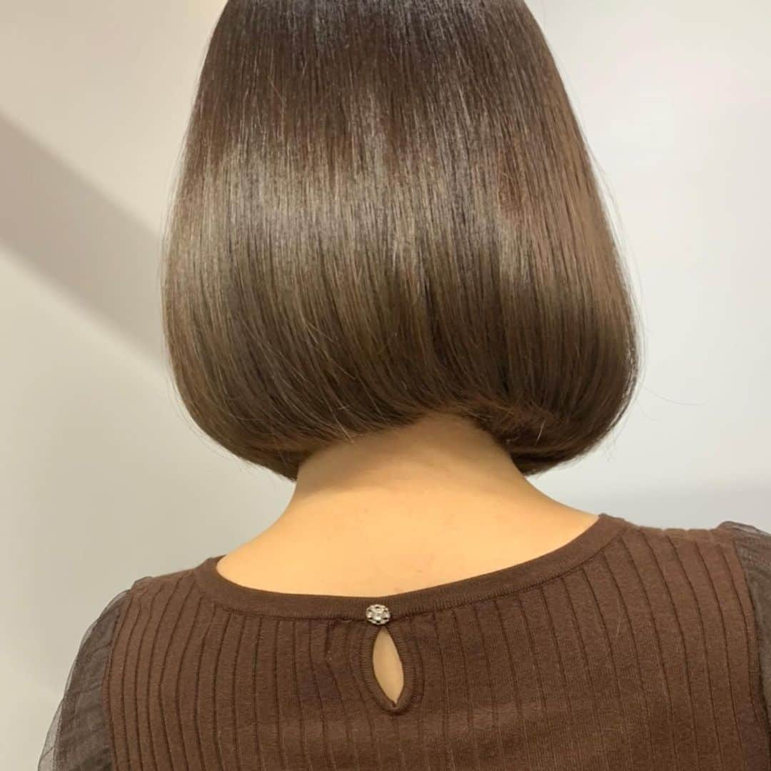 橘珠里さんのインスタグラム写真 - (橘珠里Instagram)「#ヘアオイル  最近良く使用している (左) エクストラオーディナリー オイル ボタニカル オイル と、 (右) エクストラオーディナリー オイル カラーロック ヘアオイル ダークブラウン  ポンプで使いやすく、髪に馴染ませやすいサラっとしたオイルです✋🏻  右のカラーケア専用ヘアオイルは初めての使用✩︎  ヘアサロンで髪を綺麗にしていただいたばかりなので、このカラー用オイルも使って、サロン帰りの髪をキープしたいです💇🏻‍♀️✨ ----*----*----*---- #ロレアルパリヘアオイル #PR #ロレアルパリ #ヘアケア #おうち美容 #お家美容 #エクストラオーディナリーオイル　#エクストラリッチ　#エクラ #ヘアオイル #ボタニカル #カラーロックヘアオイル #ボブ #ボブヘア #大人髪 #エルセーヴ #hair #haircare #loreal #lorealparis #elseve」1月10日 22時55分 - jurinu