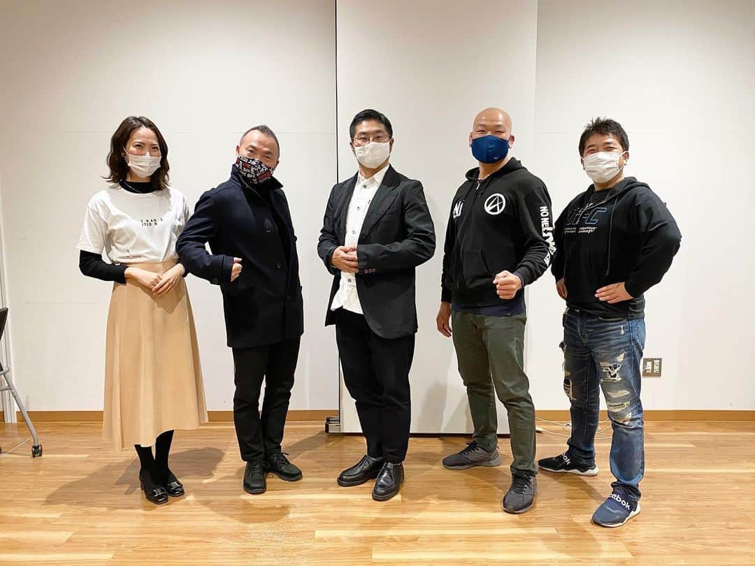 渋佐和佳奈のインスタグラム：「おすましからの、、、  😂😂😂😂😂😂😂😂😂😂 👐👐👐👐👐👐👐👐👐👐  #2枚目がいつもの姿です  #wowow #ufc #楽しい時間 #高柳謙一 アナ #松尾諭 さん #高阪剛 さん　#世界のtk  #堀江ガンツ さん #渋佐和佳奈」