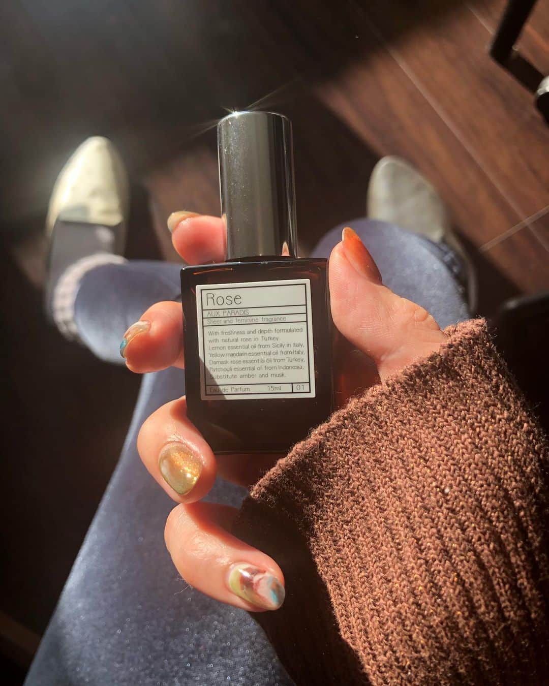 ふしみ彩香のインスタグラム：「末っ子の妹から2年連続で #auxparadis をプレゼントでもらって良かったので購入。寝る前にベットに吹きかけよう🌹 初めて買った香水もローズだったくらいローズの香りが大好きです。  #perfume #juemi」