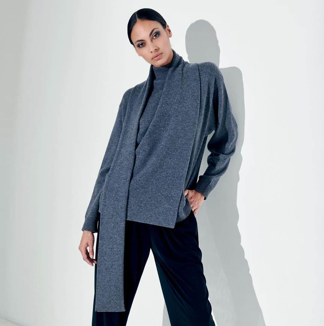 ホルストンのインスタグラム：「Sundays are for soft, cozy wrap sweaters... a wardrobe essential for staying in or going out #halston」