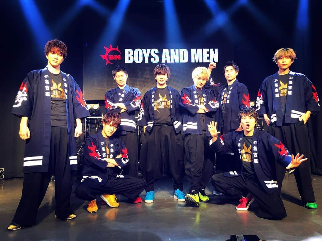 BOYS AND MENさんのインスタグラム写真 - (BOYS AND MENInstagram)「「お待たせしました！2020年クリスマス&あけましておめでとう！2021年新春合同ライブ」 1/17に無料配信ライブ(リリイベ)もありますので、ぜひ、見に来てください🤗  #ボイメン #おまたせしました #あけましておめでとう   #やっと揃ってライブ #クリスマス #ナポレオン ＃久々に着てパツパツ #大人になって #大きくなりました❤️  #ことよろ #今年も夜露死苦 #法被 #冬曲 #3000いいねで #ナポレオン #オフショットアップ👍」1月10日 22時59分 - boysandmen_official