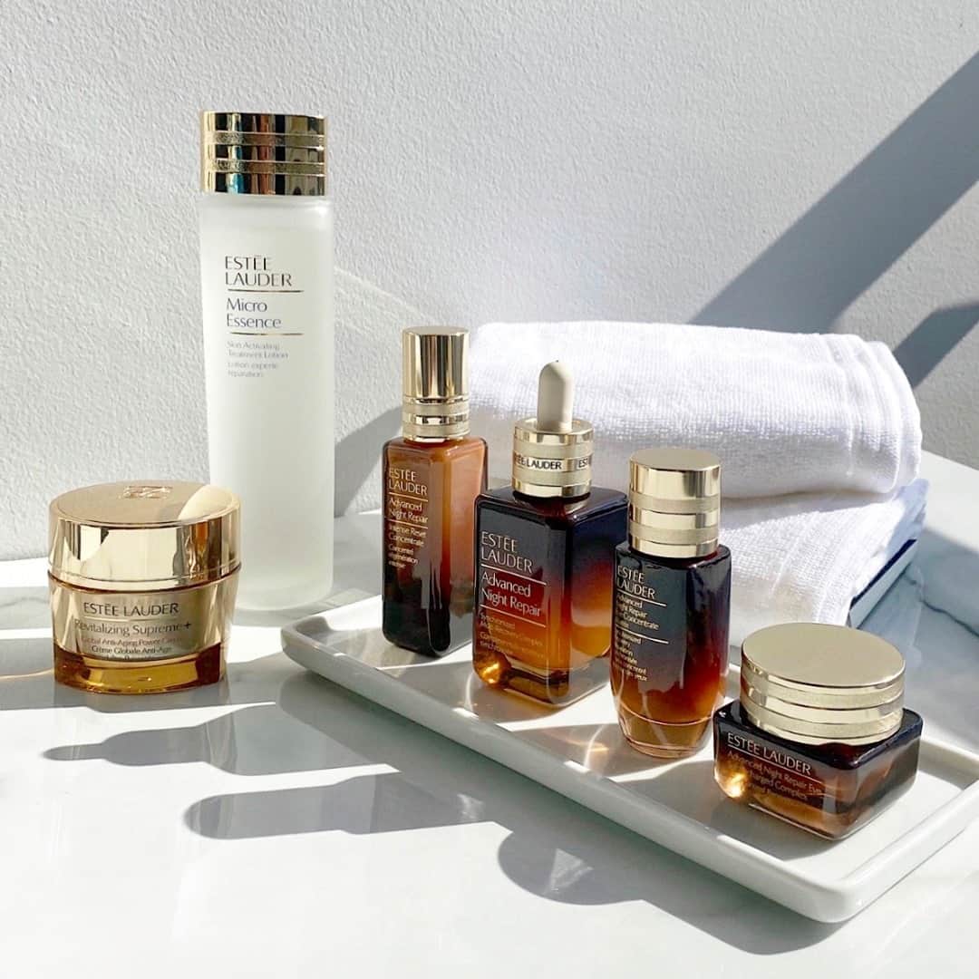 エスティローダーのインスタグラム：「New Year, New Skincare Routine 💫 You can't go wrong with these #EsteeEssentials – featuring #RevitalizingSupreme, #MicroEssence, and our #AdvancedNightRepair family! Tap to shop for a vanity full of benefits! 😉」