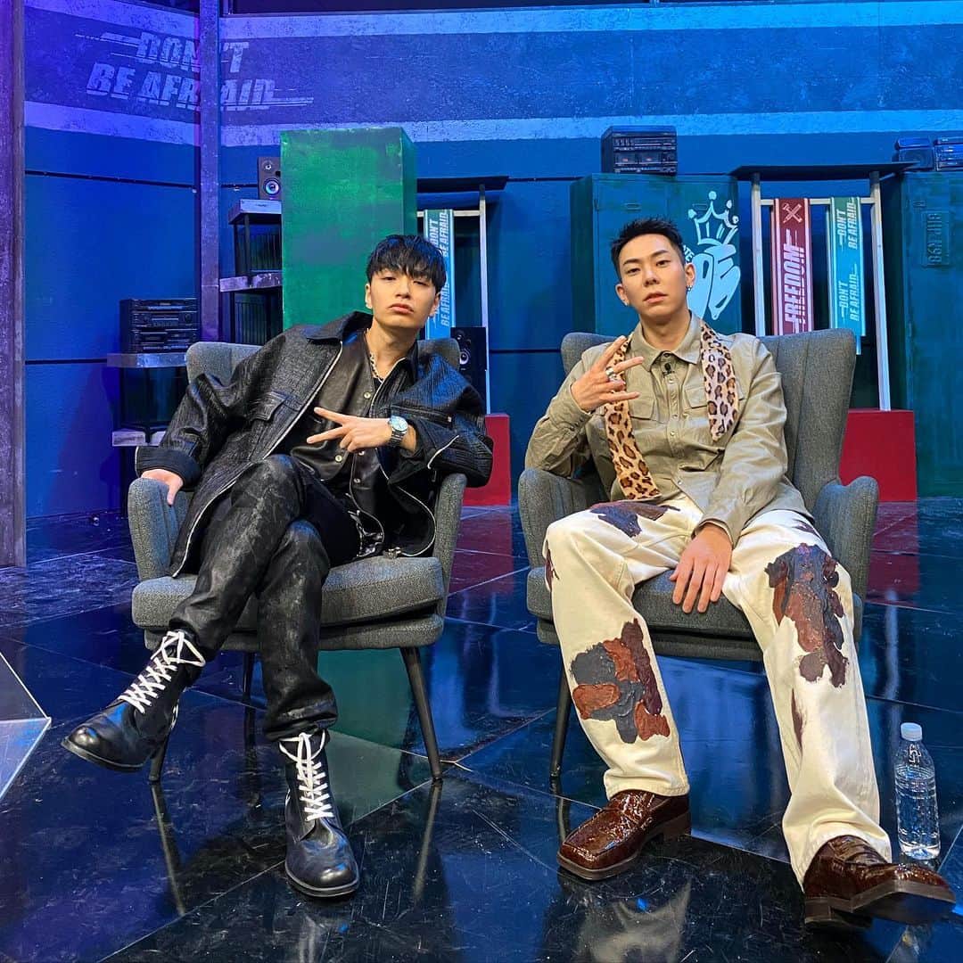 サイモンD のインスタグラム：「우리 팀 이름 좀 지어주세요 쫌 쉐끼바리한 걸로 (쌈로, 꼬쌈, 꼬츄쌈 등등 뻔한 거 말고)」