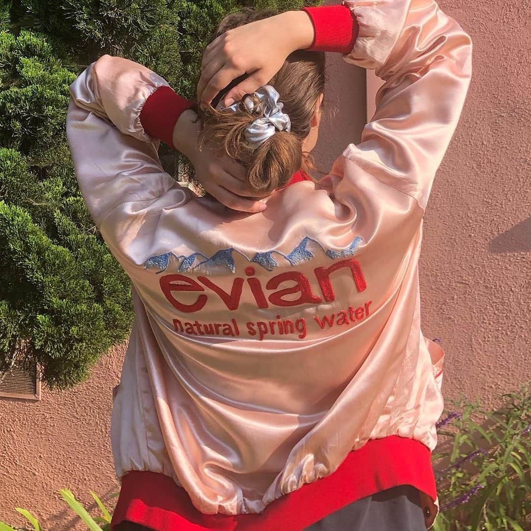 evianのインスタグラム：「We won’t stop being amazed with your creativity! Don’t we all need this in our lives? @sugarviolette   #evian #evianwater #stayhydrated #diy #upcycling」