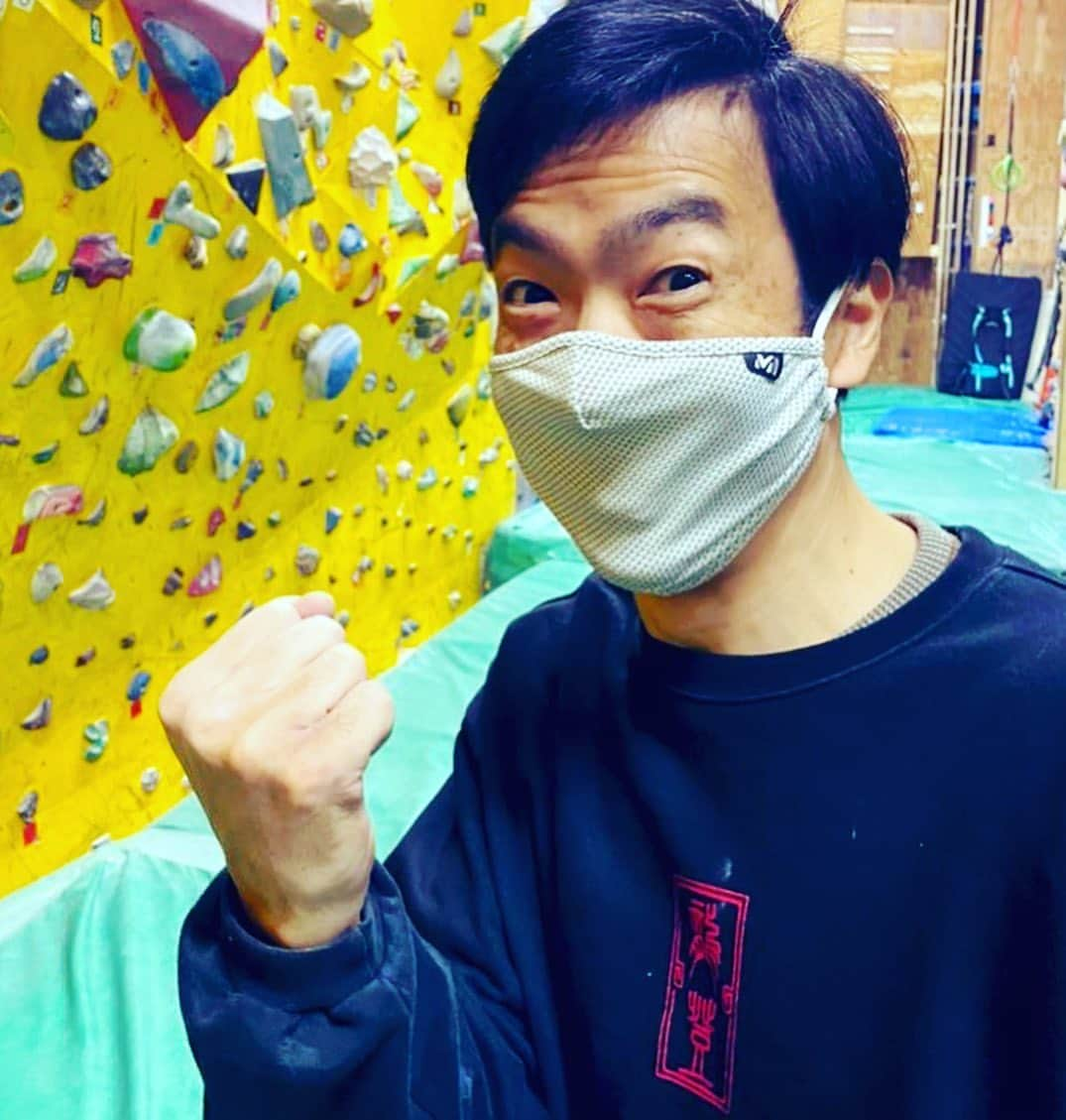 野口健さんのインスタグラム写真 - (野口健Instagram)「中2日でクライミングジムへ。2日休めば筋肉の疲れも抜けるだろうと思っていましたが、う〜ん、腕の内側がプルプルするのと、そして何よりも指の皮膚が…痛い！！！　気がつけばマメだらけ(･･;) でも、前回残した宿題、４本は何とかクリア！！！　でも、後半戦はもう全くダメダメになりまして…。特に鬼コーチの戸塚さんに「体をひねって！！！」と百万回ぐらい指摘されるのですが、ひねるって、わからない…。確かに性格はひねくれていますが、しかし、体をひねりながら登るのが難しい。人が登っているのを見ていると簡単そうにひょいひょいやっていますが、それが出来ない…。情けないほどに。「ひねる、ひねる」この言葉が頭の中をこだまするばかりで…。ミーにはセンスがないのかもしれない。ハァ。でもね、時間だけはたっぷりあります。諦めずにコツコツやります。コツコツは苦手じゃないので。戸塚クライミングスクール…僕は負けない！！！  #野口健#クライミング飛鳥」1月10日 23時03分 - noguchiken8848