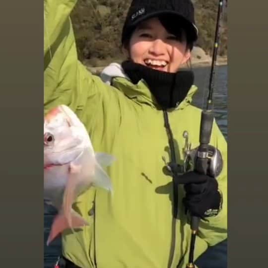 岩野理沙のインスタグラム：「嬉しくて笑っております😋♥️  鯛ちゃん2号🐟️綺麗✨✨✨  寒さに負けるな！！！  #鯛　#冬　#釣り　#釣りガール　#可愛い　#笑顔　#エサ釣り 　#ゴカイ　#釣れた　#大分県　　#いわのり釣り」